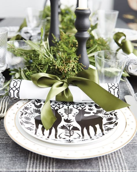 3 Chic Table Settings for Your Holiday Dinner White Christmas Kitchen, Burlap Placemats, Christmas Banquet, Winter Centerpiece, Christmas Dining Table Decor, Plaid Napkins, Country Vibe, Christmas Table Setting, Christmas Dining Table