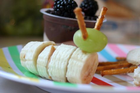 bug crafts for preschool images | Little Page Turners: Edible Insects Cute Snacks, Fun Snacks For Kids, Snacks Für Party, Kids Food, School Snacks, Fun Kids Food, Food Crafts, Lunch Snacks, Kids Snacks