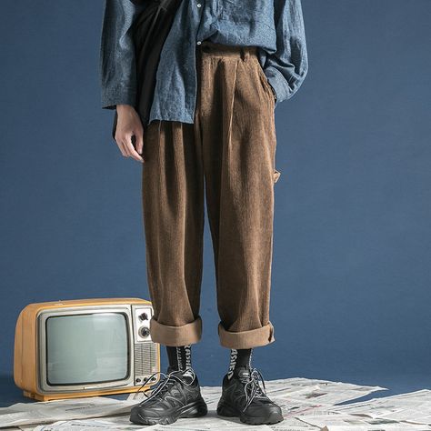 Man Street Style, Vintage Outfits Men, Velvet Flare Pants, Vintage Winter, Style Noir, Mens Vintage, Moda Vintage, Vintage Pants, Loose Pants