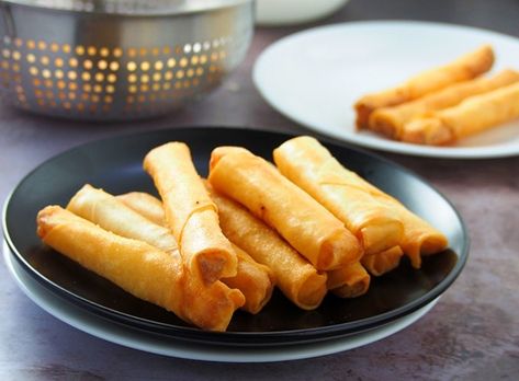 Cheese sticks are a delicious snack or appetizer the whole family will love. Golden, crunchy, and filled with melty cheese, these spring rolls are seriously addictive! Banana Turon, Turon Recipe, Banana Spring Rolls, Kawaling Pinoy, Filipino Snacks, Cheese Stick, Armenian Recipes, Midday Snack, Egg Roll Recipes