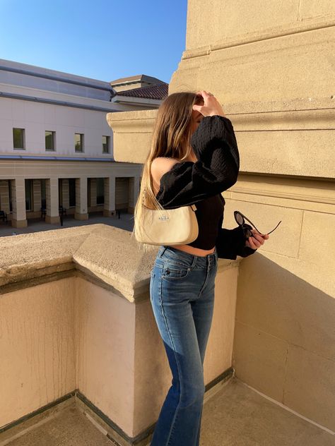 Beige Shoulder Bag Outfit, Coach Teri Shoulder Bag Outfit, Shoulder Purse Outfit, Coach Bag Outfit Style, Mini Shoulder Bag Outfit, Coach Shoulder Bag Outfit, Coach Bag Outfit, Styling Jeans, Flared Denim Jeans