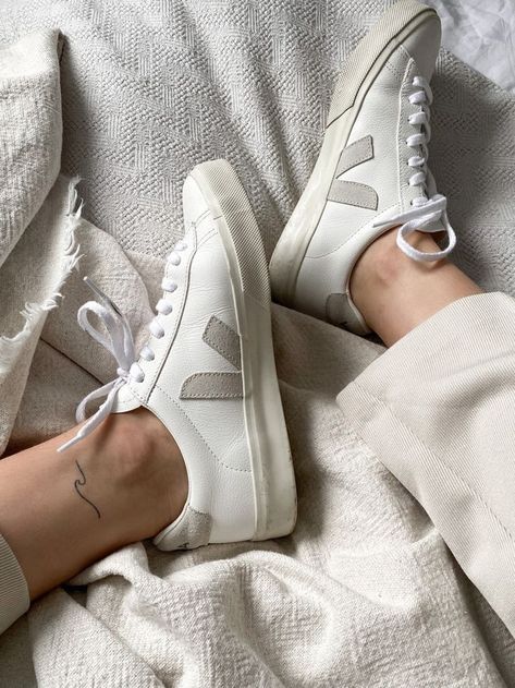 Old Money Shoes, Every Day Shoes, Veja Women, Shoes Veja, Minimalist Sneakers, Veja Shoes, White Tennis Shoes, White Sneakers Women, Hype Shoes