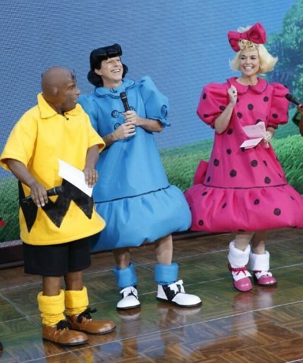 The Today Show hosts' Halloween costumes were the scariest Peanuts we've ever seen Peanuts Costumes, Peanuts Costume, Characters For Halloween, Yarn Wigs, Peanut Costume, Peanuts Sally, Charlie Brown Costume, Today Show Hosts, Theater Mom