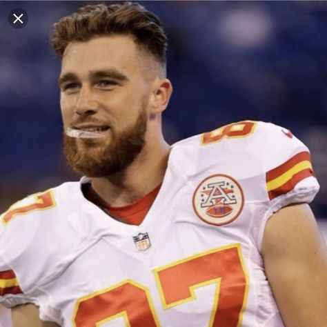 Travis Kelce 🥰❤️😘 #FINE #Cutie #IllTakeOneOfHim #Please Travis Kelce Haircut, Taylor Boyfriend, Chiefs Football, Kc Chiefs, Travis Kelce, Taylor Swift Fan, A Football, Sports Photography, Boy Hairstyles