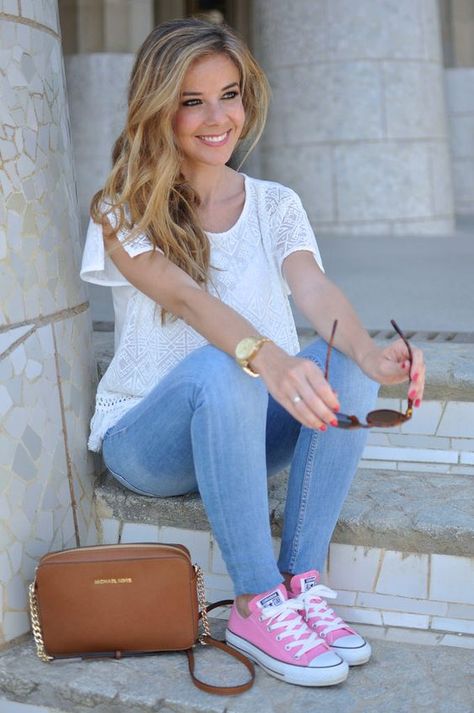 Outfits casuales con jeans A Woman, Converse, Purse