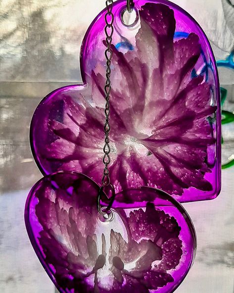 Resin Heart Suncatcher Resin Windchimes Diy, Resin Suncatcher Ideas, Resin Suncatcher Diy, Resin Windchimes, Ink Silhouette, Resin Suncatcher, Windchimes Diy, Resin Arts, Resin Pens