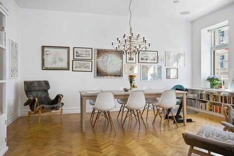 The-Charming-Scandinavian-Apartment-Design-in-Stockholm-02 Dnevni Boravak Ideje, Dnevni Boravak, Dark Interior Design, Modern Scandinavian Interior, Cosy House, Scandinavian Apartment, Dining Room Style, Living Room Scandinavian, Cottage Interiors