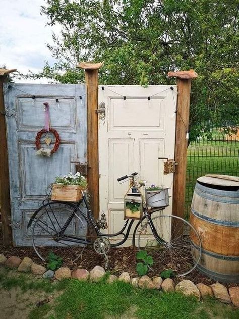 Creative Gardening | Best Old Door Garden Ideas To Boost Your Creativity | Facebook Backyard Fence Decor, Garden Junk, Vintage Garden Decor, Fence Decor, Creative Gardening, Garden Yard Ideas, Backyard Garden Design, Backyard Fences, Old Door