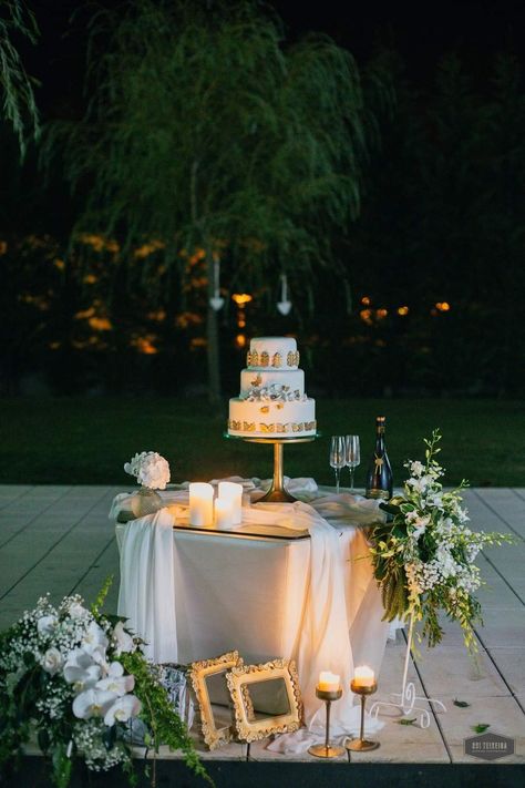 Beautiful Cake white and gold Cake White And Gold, Wedding Cake Display, Sweetheart Table Wedding, Cake White, Marriage Decoration, Micro Weddings, Wedding Cake Table, Reception Details, Beautiful Cake