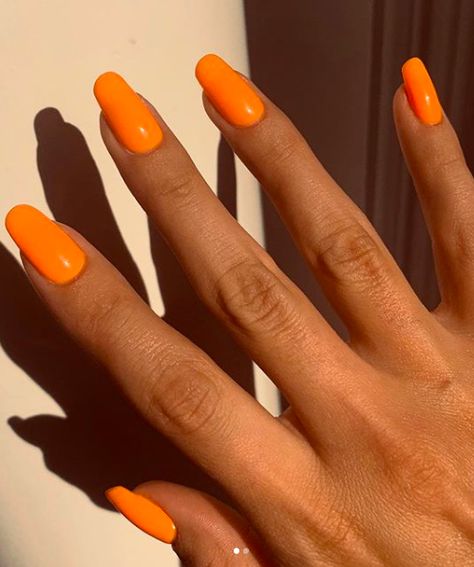 Uñas Kylie Jenner, Celebrity Nails Trends, Nail Aesthetic, Kylie Jenner Nails, Neon Nail Polish, Clear Acrylic Nails, Orange Nail, Nails Yellow, Cow Nails