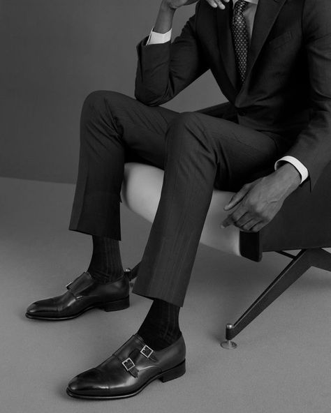 Mens Tailored Suits, Stylish Mens Suits, Fashion Dream Job, Preppy Men, Formal Mens Fashion, Mens Fashion Casual Outfits, Black Socks, Black Men Fashion, Classic Shoes