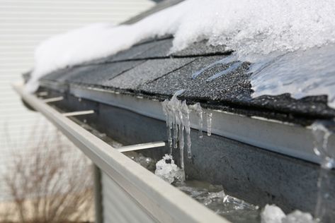 When winter comes, the changes in the weather can affect the entire home. The exterior of the roof is obviously a site where snow and ice can accumulate, and there are some steps to take to keep the roof clear and prevent damage to the home. Pyramid Roof, Diy Roofing, Ice Dams, Leaky Roof, Frozen Pipes, Gutter Guard, Bad Job, Cool Roof, Rain Gutters