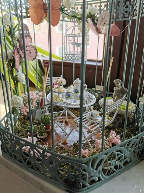 Birdcage Miniature Room, Bird Cage Fairy House, Birdcage Repurpose Ideas, Birdcage Fairy Garden, Vintage Bird Cage Decor, Birdcage Planter, Lantern Crafts, Fairy Room, Garden Rustic