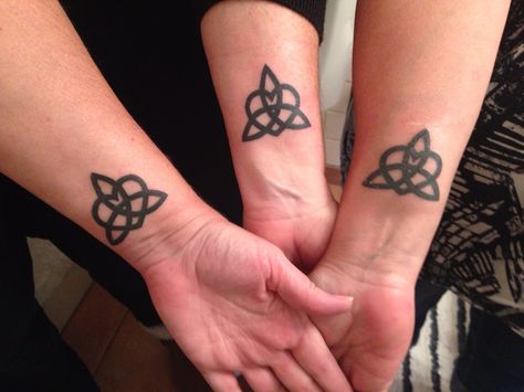 Anam Cara Tattoo, Celtic Sibling Tattoo, Celtic Sisterhood Tattoo, Siblings Tattoo Ideas, Sister Knot Tattoo, Mother Daughter Celtic Tattoo, Love Knot Tattoo, Celtic Sister Knot Tattoo Design, Mother Daughter Celtic Knot Tattoo