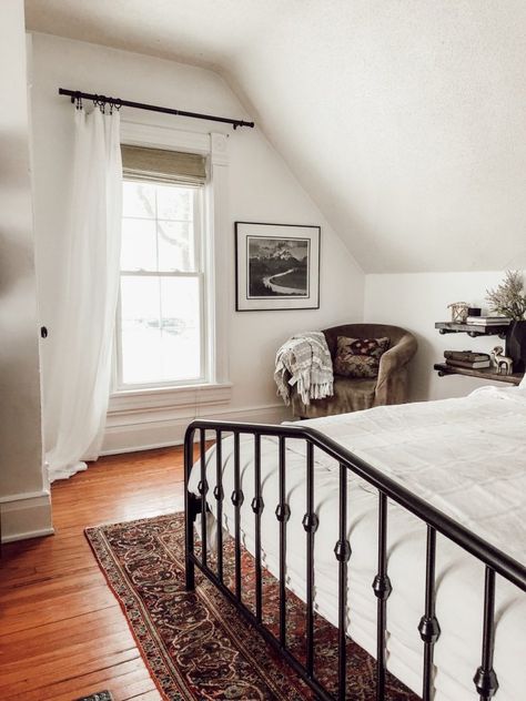 Mcm Meets Victorian, Bedroom With Persian Rug, Victorian Modern Bedroom, Barndominium Bedroom, Schroeder House, White Victorian Bedroom, Vintage Victorian House, Persian Rug Bedroom, Victorian Bedroom