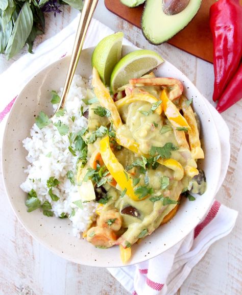 Avocado Curry, Easy Thai Recipes, Green Curry Sauce, Thai Coconut Soup, Thai Peanut Chicken, Thai Green Curry, Thai Cooking, Green Curry, Curry Sauce