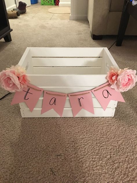 Crate for sorority little sister gifts Crate Basket Gifts, Big Lil Gifts, Little Gifts Sorority, Big Little Basket, Girl Gift Baskets, Baby Shower Baskets, Little Sister Gifts, Sorority Big Little, Big Little Gifts