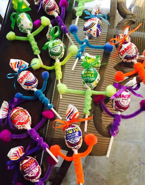 Cheerleader Blow Pops, Blow Pop Cheerleader, Cheerleader Party Food, Fundraiser Ideas Cheerleading, Crafts For Cheerleaders, Cheerleader Treats Ideas, Cheer Competition Snacks, Cheer Party Food, Cheerleader Snacks Team Mom