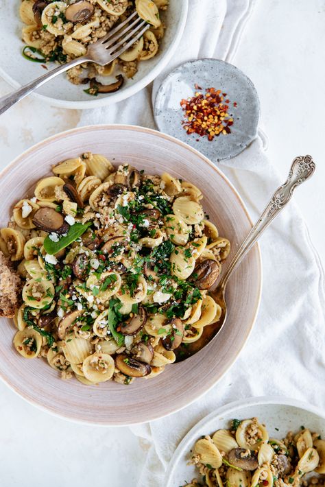 Weeknight Pasta with turkey and spinach! Quick and easy weeknight pasta made with Honeysuckle White Ground Turkey. So rich in flavor and delicious, you’re going to want to add this to your family’s dinner rotation! Pasta With Turkey, Easy Weeknight Pasta, Marinated Turkey Breast, Marinated Turkey, Ground Turkey Pasta, Weeknight Pasta, Slow Cooker Chili Recipe, Turkey Pasta, Dinner Rotation