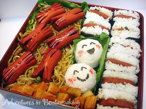 Bento for the zoo with spam musubi, onigiri, fishcake, yakisoba, and crab hotdogs. Hawaiian Bento, Cute Bento Boxes, Kawaii Bento, Japanese Lunch Box, Cute Bento, Japanese Lunch, Bento Box Kids, Bento Recipes, Japanese Bento