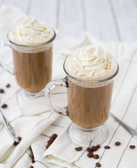 Hot Liquor Drinks, White Russian Recipe, White Russian Recipes, White Russian Cocktail, Homemade Eggnog, Hiking Food, Hot Buttered Rum, Nice Recipes, Vodka Recipes