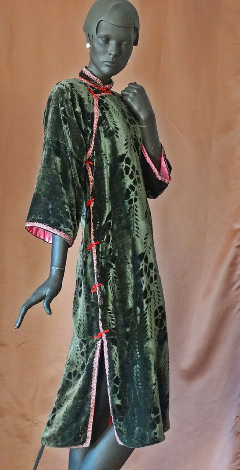 1920s embossed silk velvet cheongsam with hot pink shantung silk lining and trim. Cheongsam Design, Orientation Outfit, Pink Silk Ribbon, 1920s Outfits, Opera Coat, Chinese Opera, 1920s Flapper Dress, 20th Century Fashion, Qipao Dress