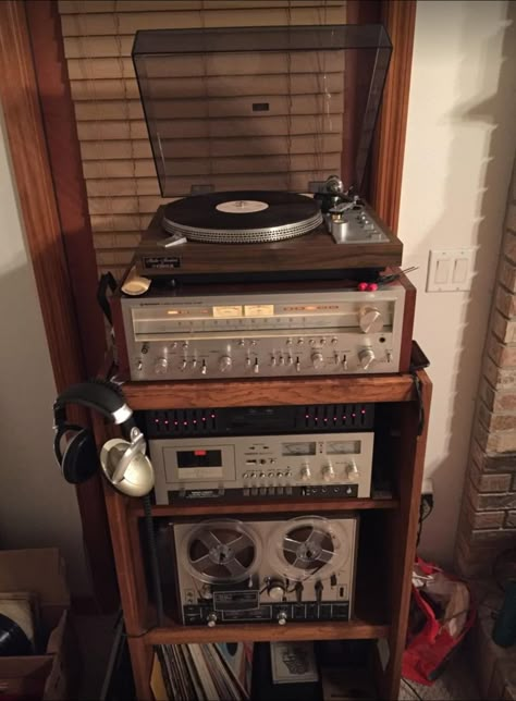 70s Interior Aesthetic, Records In Room, 70s Record Player, Vintage Record Player Cabinet, Stereo Room, Stereo Setup, Record Player Setup, Physical Media, Record Collection