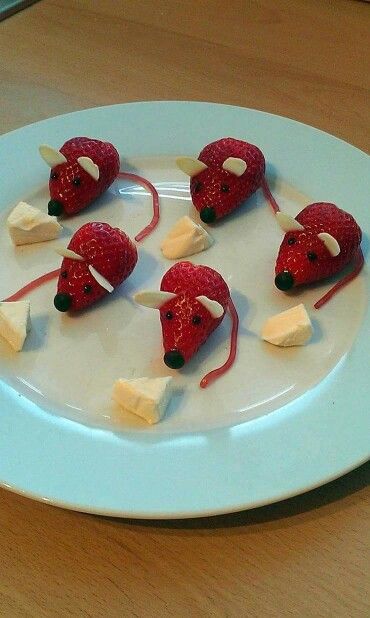 Strawberry Mice, Halloween Strawberry, Santa Recipes, Animal Shaped Foods, Strawberry Mouse, Dessert Original, Decorações Com Comidas, Food Art For Kids, Cute Snacks