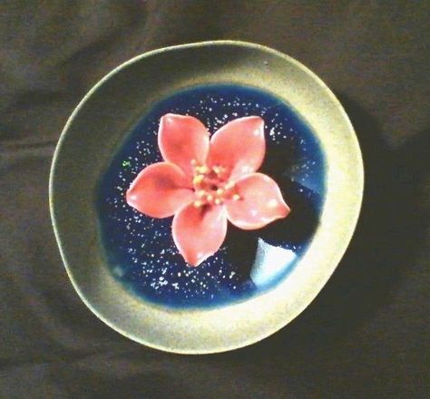 Flower Ashtray Clay, Tray Painting Ideas, Ash Tray Clay, Clay Gift Ideas, Tray Clay, Tray Painting, Cartoon Knight, Flower Pedals, Clay Classes