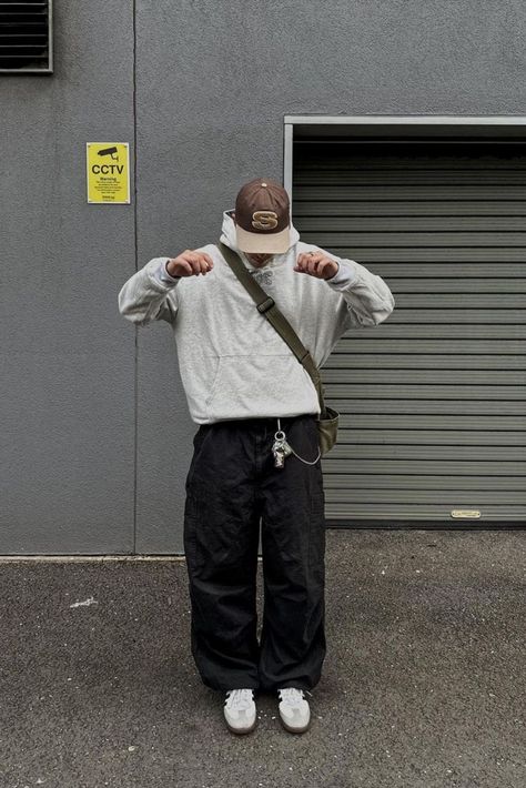 Gray Cargo Pants Outfit, Skater Style Men, Cargo Pants Outfit Men, Streetwear Outfit Ideas, Guy Fits, Pants Outfit Men, Streetwear Fits, Fashion Y2k, Cargo Pants Outfit