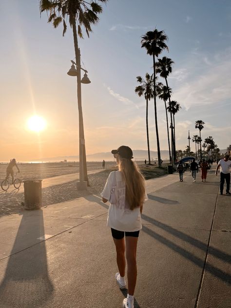 Summer walk in Los Angeles, Venice Beach California | Sunset #aesthetic #traveloutfit #losangeles #usa #usatravel #travel #travelgram #sunset #summerstyle California Beach Pictures, California Aesthetic Outfit Summer, Socal Aesthetic Fashion, Venice Beach Aesthetic, Los Angeles Outfits Spring, California Aesthetic Outfit, Cali Pics, Los Angeles Aesthetic Outfit, Los Angeles Outfits