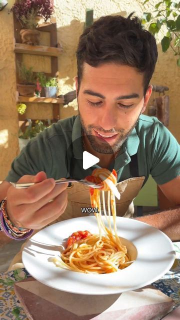 Francesco Mattana on Instagram: "So many of you still ask me “what's your favourite pasta”? And it really is the one and only spaghetti al pomodoro! 🍅🍝  Obviously the quality of the ingredients here have to be at their best to get an incredible result. You need to buy the best quality extra virgin olive oil you can find. If you don’t buy the right pasta, you cannot make a good dish, so you need to buy the best bronze drawn dry pasta too. And for the tomatoes, this is of course a summer dish and they are still in season so let's make the most of them! I have used a mixed of cherry tomatoes and baby plum here.   Here is the ingredients list 👇 Or you can find the full written recipe on my website (link in bio)   Makes 2 portions   200g spaghetti  300g mixed cherry and baby plum tomatoes  O Pasta Pomodoro Recipe, Pasta With Cherry Tomatoes, Pantry Pasta, Pomodoro Recipe, Spaghetti Al Pomodoro, Pasta Al Pomodoro, Dry Pasta, Pasta Homemade, Meatless Mains