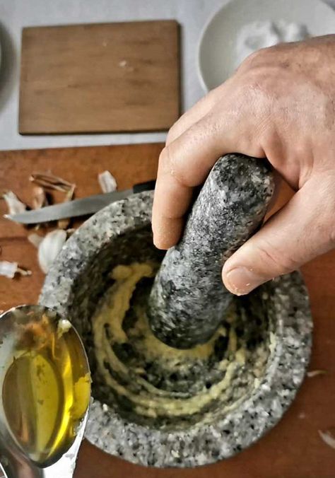 15 Things to Prepare with Your Mortar and Pestle - Cookly Magazine Mortar And Pestle Recipes, Garlic Aioli Recipe, Aioli Recipe, Bbq Sauces, Mortar Pestle, Flavored Salts, Garlic Aioli, How To Make Pesto, Thai Dishes