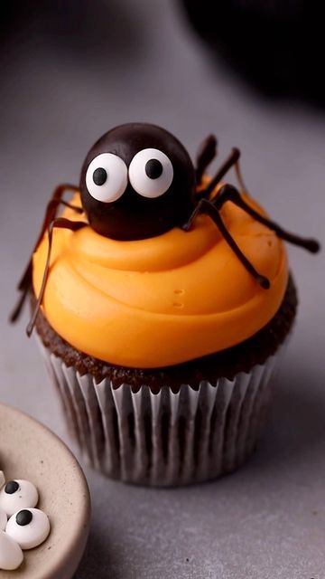 Devils Food Cake Mix, Spider Cupcakes Halloween, Chocolate Spiders, Sugar Cookie Icing Recipe, Deco Cupcake, Spider Cupcakes, Halloween Pumpkin Crafts, Cookie Icing Recipe, Orange Food