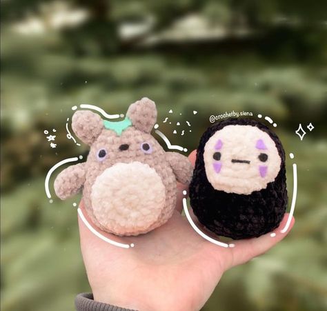 ‎Siena ฅ^•ﻌ•^ฅ‎ on Instagram: "TOTORO AND NO-FACE I can’t express how much I love this pattern!! I have been meaning to crochet them for a while and I was to excited when I got picked to test! These guys were a pattern test for the talented @ammygurumiku ! (⊃｡•́‿•̀｡)⊃ I HIGHLY RECOMMEND THIS PATTERN!! AND IT IS ALREADY RELEASED!! WITH TWO TINY PATTERNS!! CAN YOU BELIEVE THAT???!? <3 ~tags~ #crochet #handmade #crochetersofinstagram #crochetaddict #amigurumi #crochetlove #crocheting #kaonashi My Crochet Patterns, Totoro Crochet Plush, Crochet No Face Free Pattern, No Face Crochet Pattern Free, Crochet Patterns Studio Ghibli, No Face Crochet Pattern, Crochet Anime Pattern, Totoro Crochet Pattern Free, No Face Amigurumi