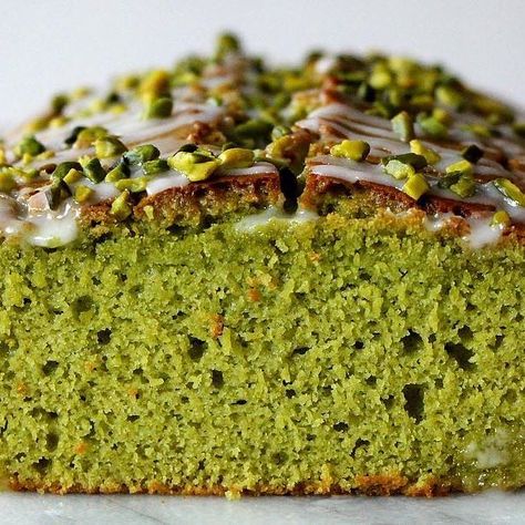 Spinach Dessert Recipes, Spinach Cake Recipe, Healthy Pistachio Cake, Spinach Dessert, Spinach Cookies, Vegan Pistachio Cake, Spinach Cake, Pistachio Baklava, Vegetable Cake