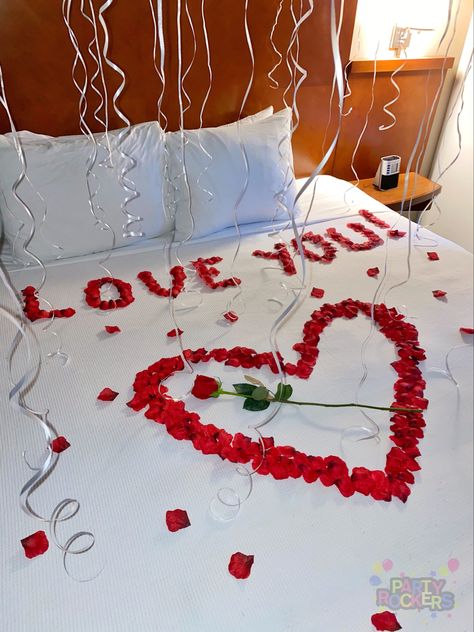 Love You written with rose petals, heart with flower in middle Rose Petal Bedroom Surprise, Rose Petal Decoration Ideas For Birthday, Rose Decorations Bedroom, Rose Petals Room Decoration, Flowers On Bed Romantic, Rose Petals Bed, Rose Petal Room Decor, Rose Petals On Bed With Candles, Rose Pedals Ideas