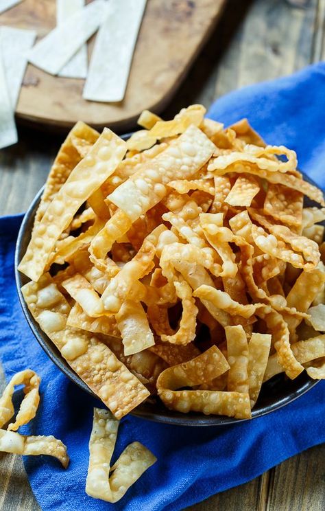 Fried wonton strips make a great crunchy snack and they taste delicious in soups and salads! Fried Wonton, Wonton Wrapper Recipes, Wonton Chips, Spinach Salad With Chicken, Spicy Southern Kitchen, Fried Wontons, Wonton Recipes, Southern Kitchen, Cooking Classy