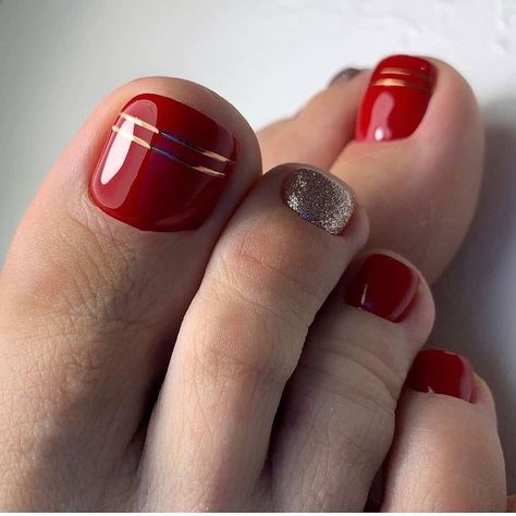 Red Pedicure Ideas, Glitter Nails Fall, Nail Designs Toenails, Black Nails Design, Gold Toe Nails, Red Pedicure, Red Toenails, Feet Nail Design, Red And Gold Nails