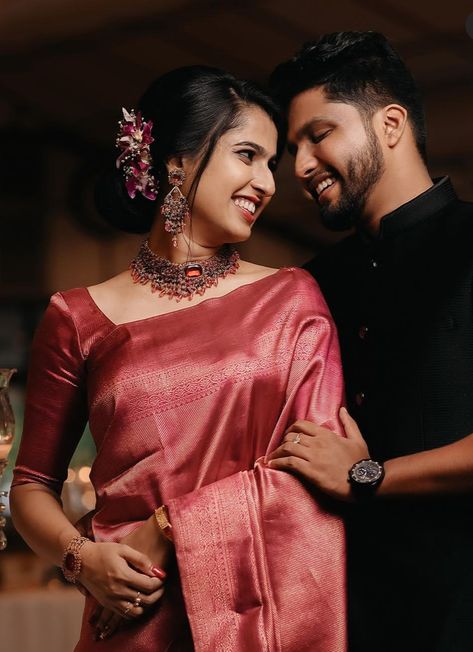 Wedding photography Sadi Pose Couple, Saree Couple Poses Photoshoot Ideas, Sadi Pose Indian Fashion Couple, Cupple Photography Poses, Sadi Photo Poses Couple, Sadi Pic Couple, Couple Poses In Traditional Wear, Saree Couple Poses, Couple Poses In Saree