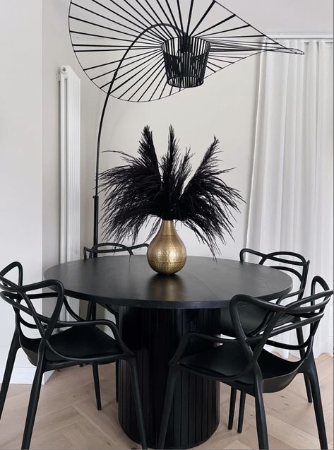 Black Aesthetic Apartment, Black Pampas, Pampas Arrangement, Black Living Room Decor, Vase Gold, Gold Vase, Bedroom Minimalist, Decor Event, Ideal Shape