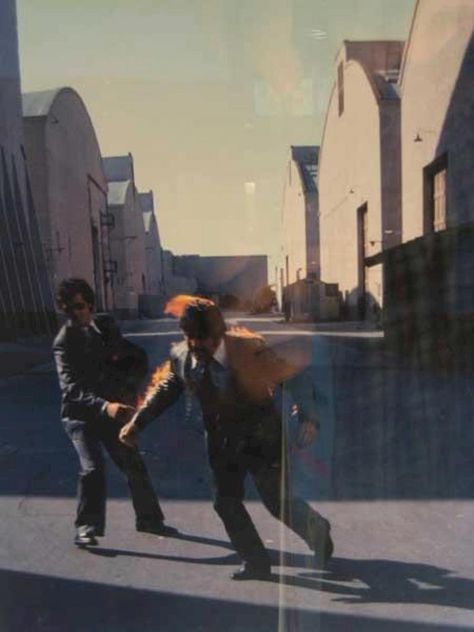 The moment after the Wish You Were Here Pink Floyd`s album cover was photographed - LA, 1975. https://t.co/tJp0r4KUWW Wish You Were Here Pink Floyd, Pink Floyd Wish You Were Here, Storm Thorgerson, Pink Floyd Art, Richard Williams, Cover Pic, Cuadros Star Wars, Pochette Album, Roger Waters