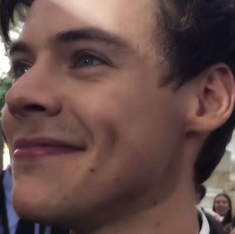 ؘ on Twitter: "look how his eyes shine✨… " Harry Styles Pictures, Harry Styles Photos, Family Show, Mr Style, Angel Face, Treat People With Kindness, Feel Safe, Harry Edward Styles, Edward Styles