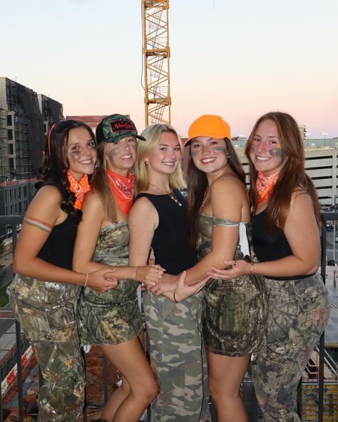 hit us up for duck hunting lessons duh (happy mallard) Girl Hunter Halloween Costume, Duck Hunter Halloween Costume, Hunting Halloween Costumes, Duck And Hunter Halloween Costume, Hunter Costume Women, Mallard Ball, Carnaval Outfits, Hunting Costume, Hunter Costume