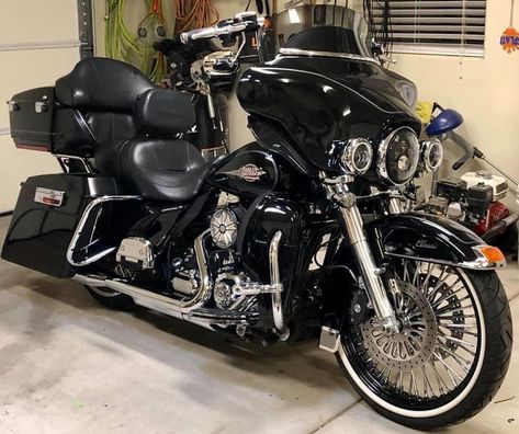 Viclas Harley, Vehicle Aesthetic, Harley Davidson Glide, Road King Harley Davidson, Harley Davidson Decor, Breakout Harley Davidson, Custom Street Glide, Street Glide Harley, Custom Motorcycles Harley