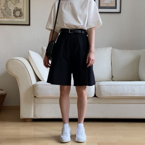 Skirt Tomboy Outfit, Adrogonus Outfits Women Summer, Masculine Skirt Outfit, Tomboy Skirt Outfit, Female Masculine Outfits, Masculine Female Outfits, Androgynous Summer Outfits, Masculine Outfits For Women, Masculine Outfits