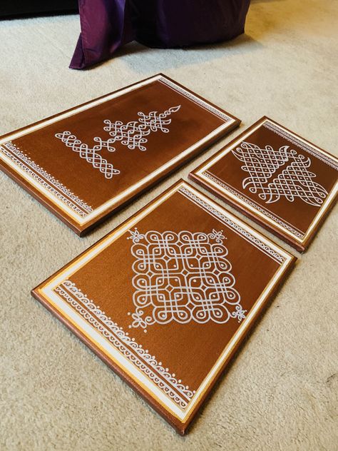 Peetalu For Pooja, Kolam Painting, Kolam Wall Decor, Rangoli Side Designs, Simple Rangoli Border Designs, Indian Room Decor, Ganpati Decoration Design, Temple Design For Home, Rangoli Designs Flower