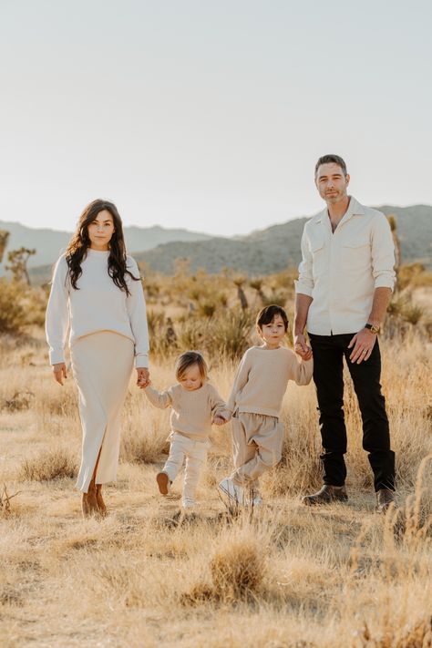 Neutral Family Photo Outfits, Neutral Family Photos, Holiday Photos Outfits, Family Photo Outfits Winter, Christmas Family Photoshoot, Winter Family Photos, Family Photo Outfit Ideas, Fall Family Photo Outfits, Family Photo Outfit