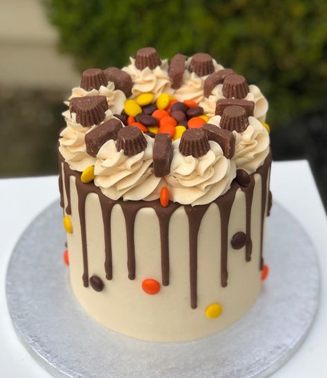 Triple Peanut Butter Cake, Peanut Butter Cake Design, Peanut M&m Cake, Peanut Butter Cake Decorating, Peanut Butter Cake Ideas, Reeses Peanut Butter Cake, Reeces Cake, Pb Cake, Reese Peanut Butter Cake