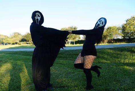 Cute Couple Halloween, Scream Halloween Costume, Scream Outfits, Scream Costume, Cute Couples Costumes, Halloween Parejas, Scream Halloween, Halloween Photography, Couples Halloween Outfits